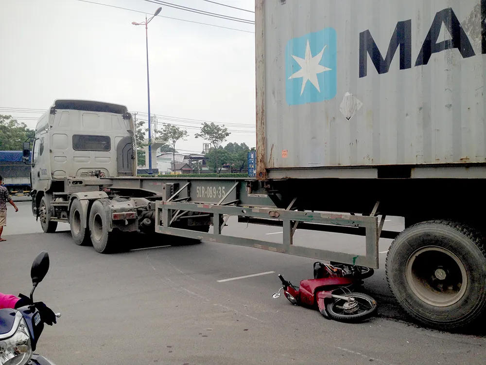 (PLO)- Nam thanh niên bất ngờ đâm thẳng vào đuôi xe container, cả người và phương tiện bị lọt vào gầm nhưng thoát chết đầy may mắn.